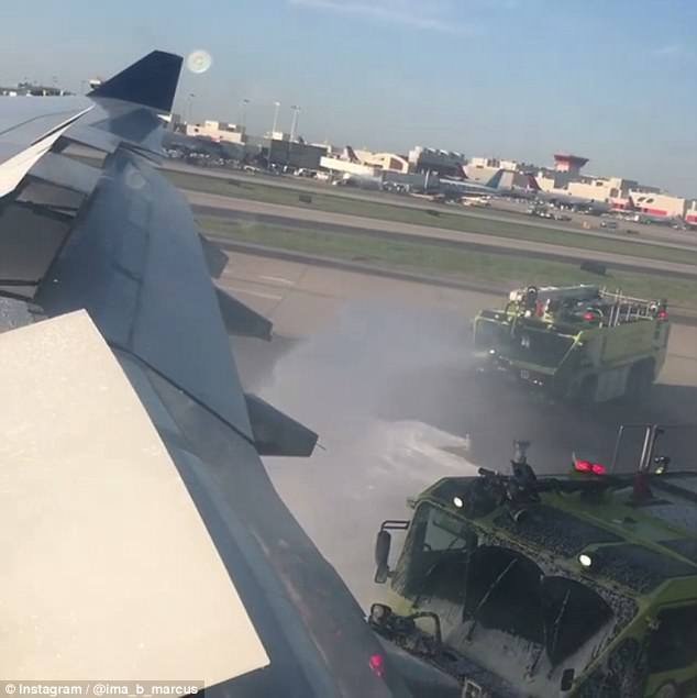 ΗΠΑ:  Αεροπλάνο με 274 επιβάτες άρχισε να βγάζει καπνούς κατά τη διάρκεια πτήσης [εικόνες] | iefimerida.gr 4