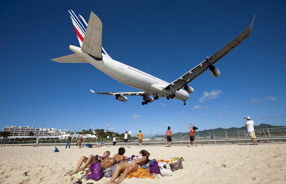 Πιλότοι-καμικάζι προσγειώνονται δέκα μέτρα πάνω από το κεφάλι λουόμενων [εικόνες+βίντεο]   | iefimerida.gr 2