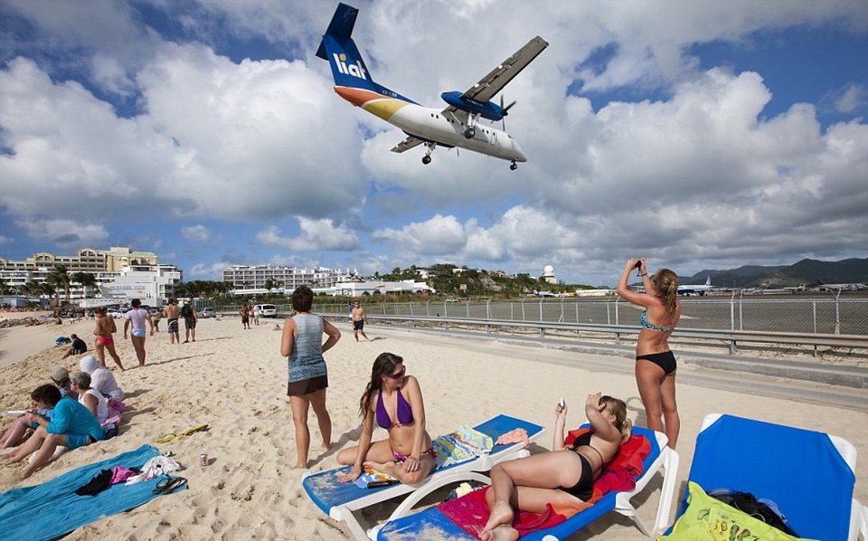 Πιλότοι-καμικάζι προσγειώνονται δέκα μέτρα πάνω από το κεφάλι λουόμενων [εικόνες+βίντεο]   | iefimerida.gr 4