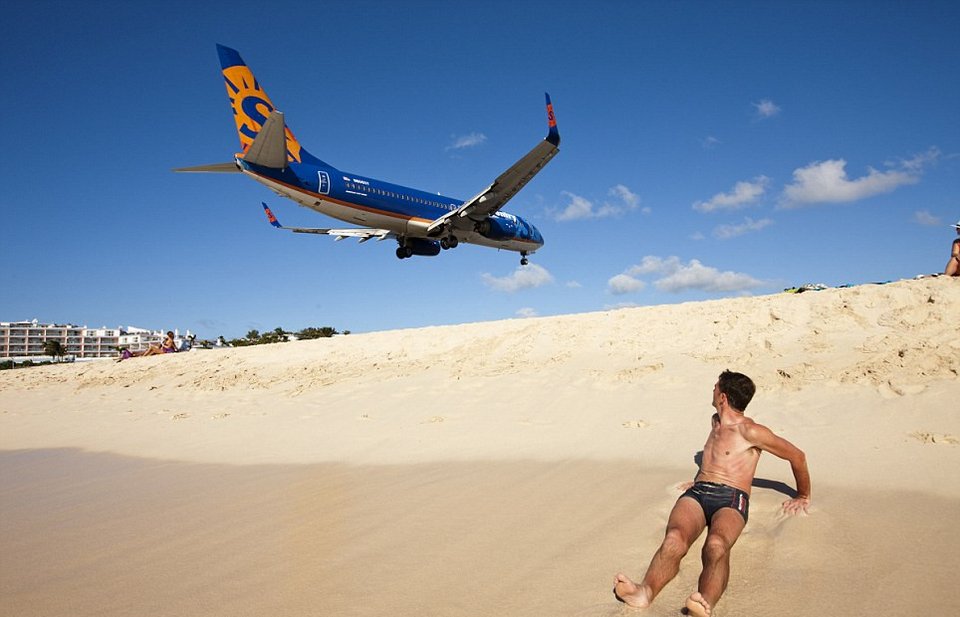 Πιλότοι-καμικάζι προσγειώνονται δέκα μέτρα πάνω από το κεφάλι λουόμενων [εικόνες+βίντεο]   | iefimerida.gr 1