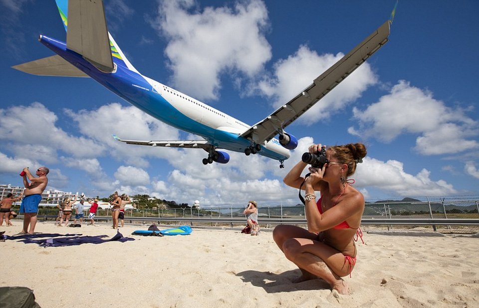 Πιλότοι-καμικάζι προσγειώνονται δέκα μέτρα πάνω από το κεφάλι λουόμενων [εικόνες+βίντεο]   | iefimerida.gr 0