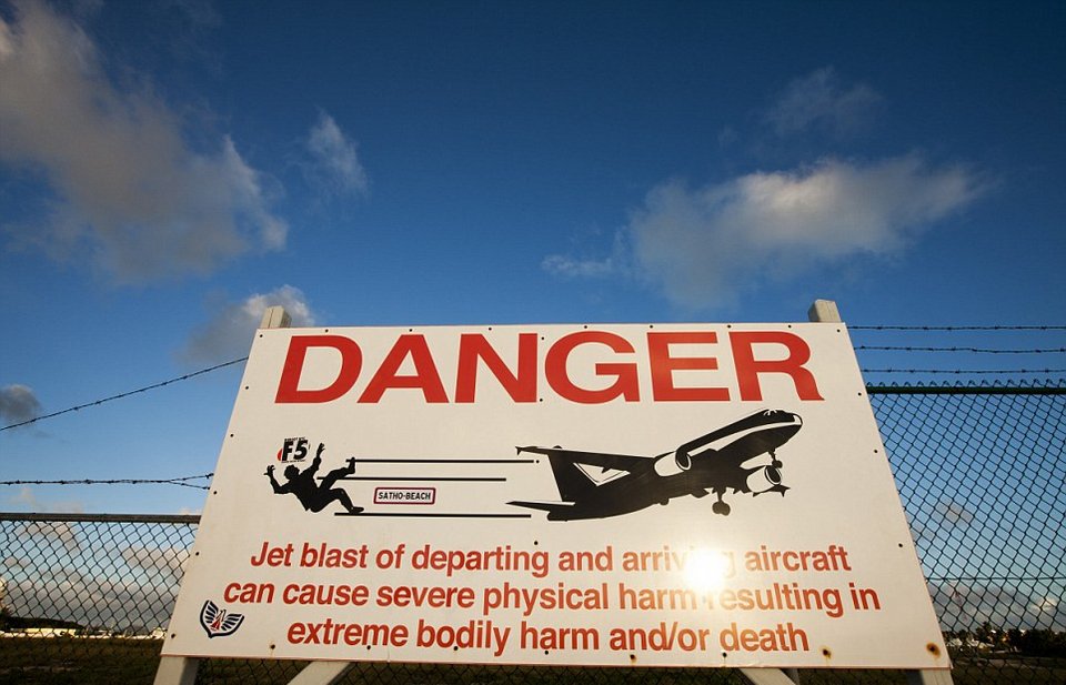 Πιλότοι-καμικάζι προσγειώνονται δέκα μέτρα πάνω από το κεφάλι λουόμενων [εικόνες+βίντεο]   | iefimerida.gr 3