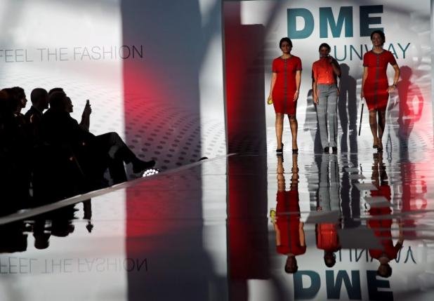 Έκλεψαν τις εντυπώσεις: Αεροσυνοδοί σε ρόλο μοντέλων [εικόνες&βίντεο]  | iefimerida.gr 1