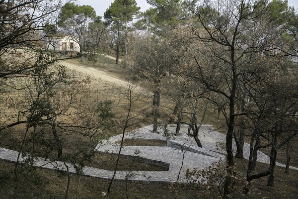 Ο Αϊ Γουέι Γουέι φτιάχνει μονοπάτια με πέτρες από το λιμάνι της Μασσαλίας [εικόνες]  | iefimerida.gr 2