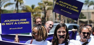Διεθνής καμπάνια διαμαρτυρίας: Απελευθερώστε τους δημοσιογράφους του Al Jazeera [εικόνες & Βίντεο] | iefimerida.gr 5