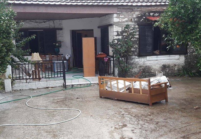Μετρούν τις πληγές τους στον Λούρο -Χείμαρρος μπήκε σε σπίτια, κινδύνεψαν ζωές [εικόνες] | iefimerida.gr 0