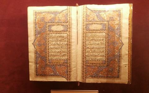 Η Βιβλιοθήκη της Ακαδημίας Αθηνών εκθέτει για πρώτη φορά τους σπάνιους θησαυρούς της [εικόνες] | iefimerida.gr 1