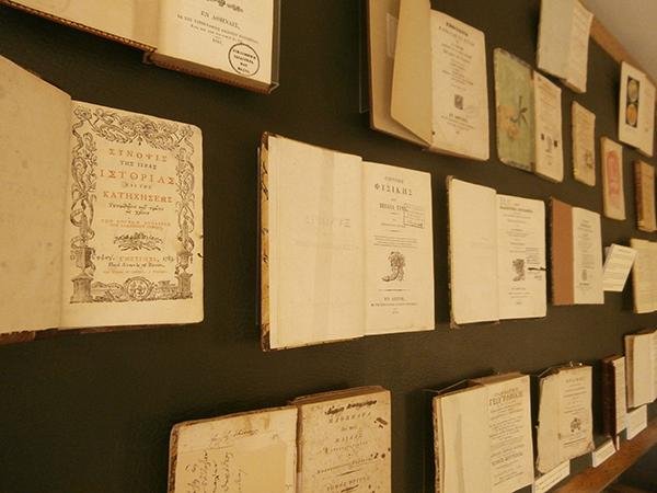 Η Βιβλιοθήκη της Ακαδημίας Αθηνών εκθέτει για πρώτη φορά τους σπάνιους θησαυρούς της [εικόνες] | iefimerida.gr 5