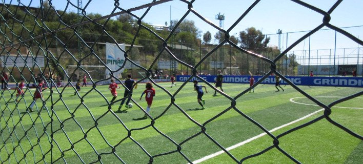 Μήνυμα ειρήνης: Ελληνοκύπριοι και Τουρκοκύπριοι έπαιξαν ποδόσφαιρο [εικόνα] | iefimerida.gr 0