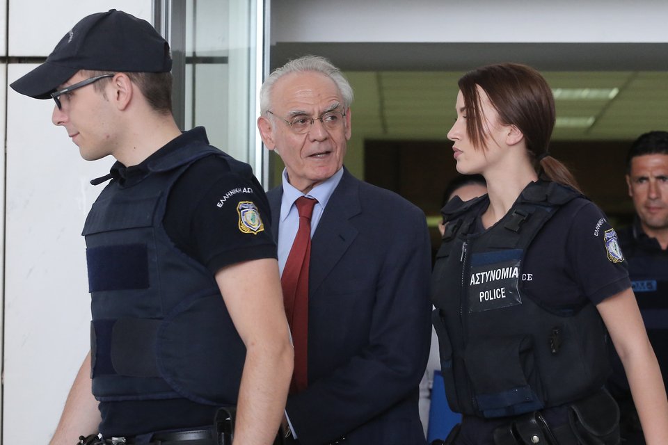 H ωραία Αθηνά του Μεταγωγών που δεν αφήνει από τα μάτια της τον Ακη [Εικόνες] | iefimerida.gr 2