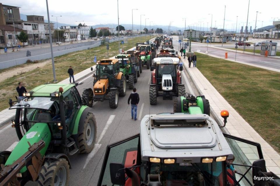 Αγρότες απέκλεισαν το λιμάνι της Πάτρας – Πάνω από 40 τρακτέρ, έχυσαν γάλα [εικόνες] | iefimerida.gr 1