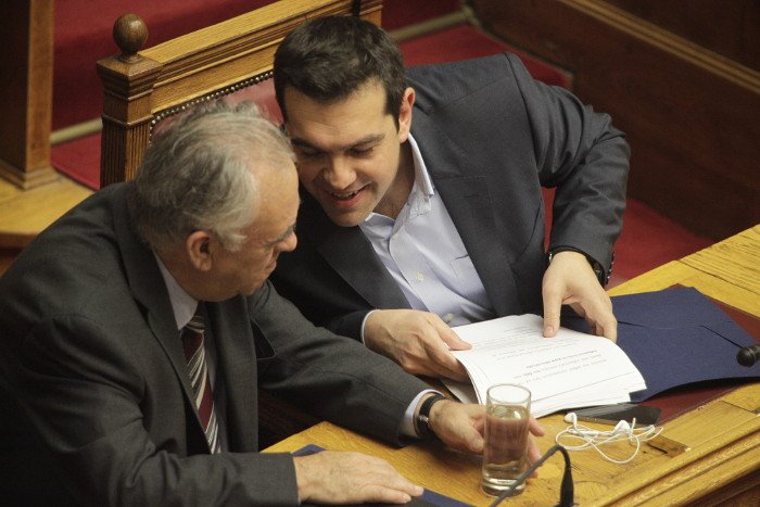 Tα hands free του Τσίπρα έγιναν... μπεγλέρι -Τα τέντωνε σαν λάστιχο, τα τύλιγε στα χέρια του [εικόνες] | iefimerida.gr 0