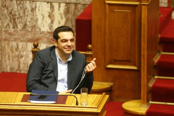 Tα hands free του Τσίπρα έγιναν... μπεγλέρι -Τα τέντωνε σαν λάστιχο, τα τύλιγε στα χέρια του [εικόνες] | iefimerida.gr 6