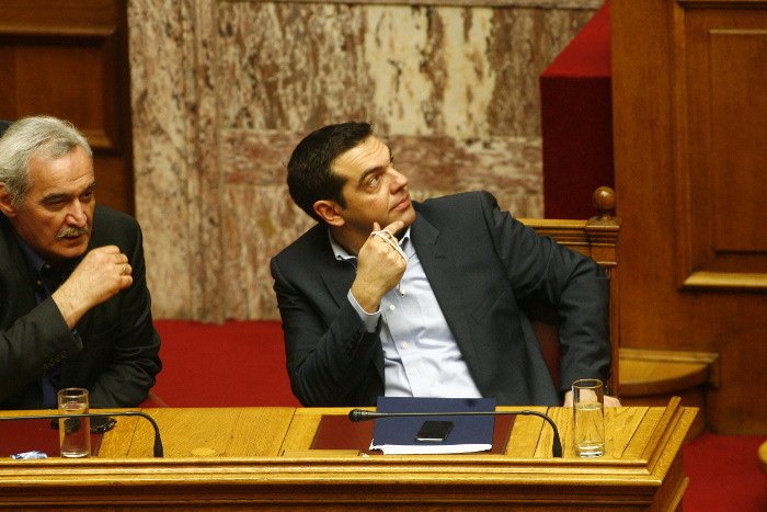 Tα hands free του Τσίπρα έγιναν... μπεγλέρι -Τα τέντωνε σαν λάστιχο, τα τύλιγε στα χέρια του [εικόνες] | iefimerida.gr 8