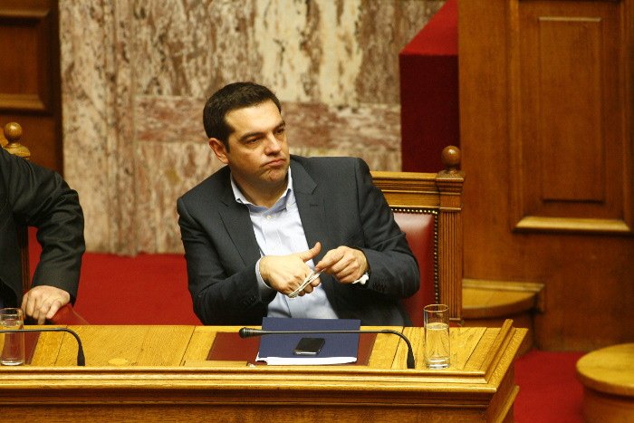 Tα hands free του Τσίπρα έγιναν... μπεγλέρι -Τα τέντωνε σαν λάστιχο, τα τύλιγε στα χέρια του [εικόνες] | iefimerida.gr 7