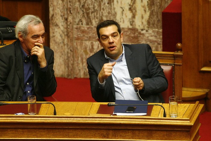 Tα hands free του Τσίπρα έγιναν... μπεγλέρι -Τα τέντωνε σαν λάστιχο, τα τύλιγε στα χέρια του [εικόνες] | iefimerida.gr 9