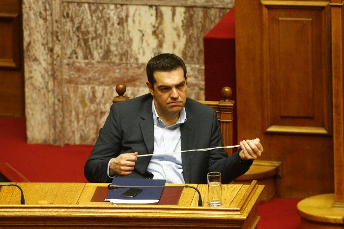 Tα hands free του Τσίπρα έγιναν... μπεγλέρι -Τα τέντωνε σαν λάστιχο, τα τύλιγε στα χέρια του [εικόνες] | iefimerida.gr 2