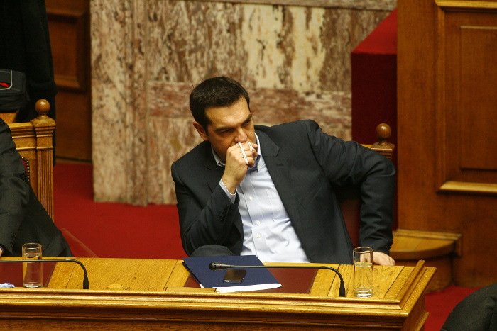 Tα hands free του Τσίπρα έγιναν... μπεγλέρι -Τα τέντωνε σαν λάστιχο, τα τύλιγε στα χέρια του [εικόνες] | iefimerida.gr 5