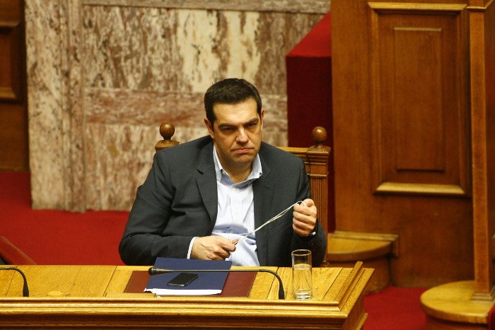 Tα hands free του Τσίπρα έγιναν... μπεγλέρι -Τα τέντωνε σαν λάστιχο, τα τύλιγε στα χέρια του [εικόνες] | iefimerida.gr 3