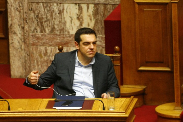 Tα hands free του Τσίπρα έγιναν... μπεγλέρι -Τα τέντωνε σαν λάστιχο, τα τύλιγε στα χέρια του [εικόνες] | iefimerida.gr 4