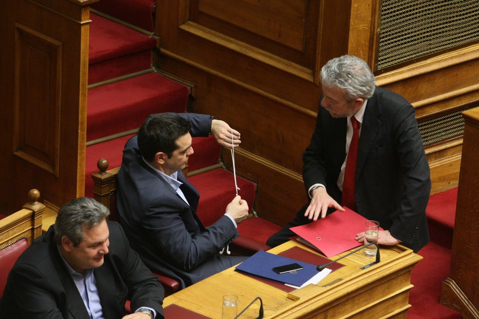 Tα hands free του Τσίπρα έγιναν... μπεγλέρι -Τα τέντωνε σαν λάστιχο, τα τύλιγε στα χέρια του [εικόνες] | iefimerida.gr 11