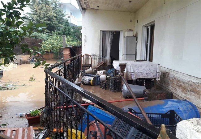 Μετρούν τις πληγές τους στον Λούρο -Χείμαρρος μπήκε σε σπίτια, κινδύνεψαν ζωές [εικόνες] | iefimerida.gr 1