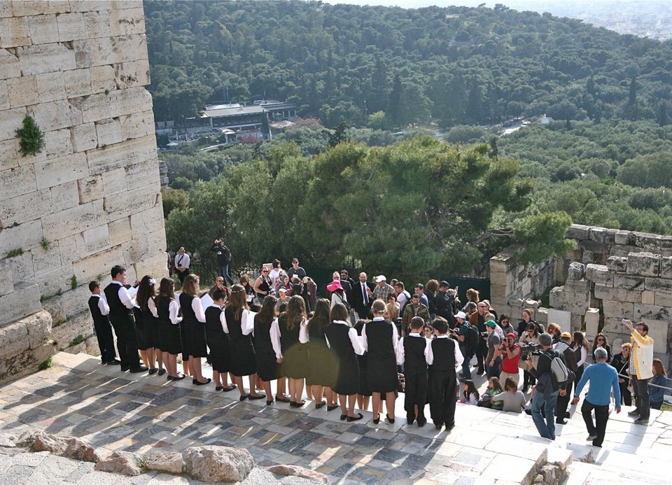 H Λυρική το απόγευμα της Δευτέρας ήταν παντού: Από την Ακρόπολη ως την Πατησίων [εικόνες] | iefimerida.gr 2