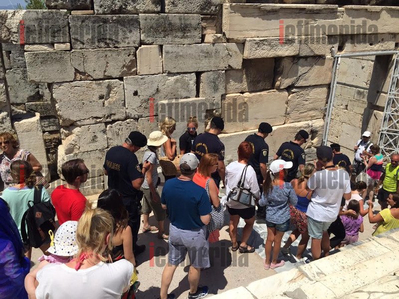 Οι νεολαίοι του ΣΥΡΙΖΑ προσπάθησαν να βάλουν το «Οχι» στην Ακρόπολη [εικόνες] | iefimerida.gr 0