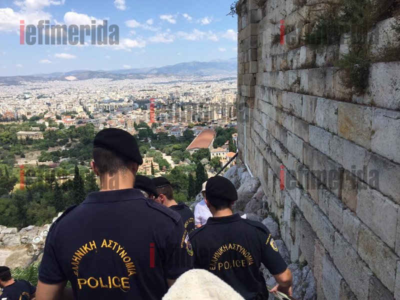 Οι νεολαίοι του ΣΥΡΙΖΑ προσπάθησαν να βάλουν το «Οχι» στην Ακρόπολη [εικόνες] | iefimerida.gr 1