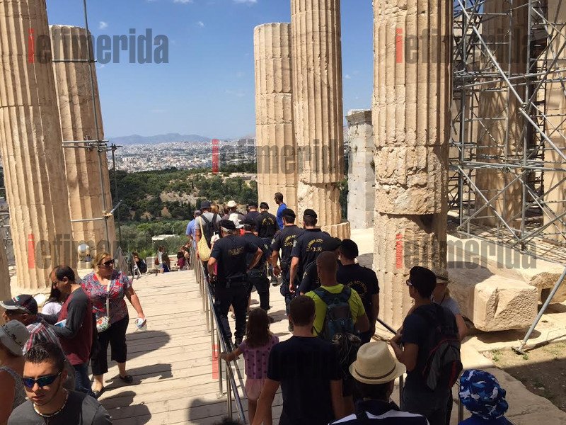 Οι νεολαίοι του ΣΥΡΙΖΑ προσπάθησαν να βάλουν το «Οχι» στην Ακρόπολη [εικόνες] | iefimerida.gr 2