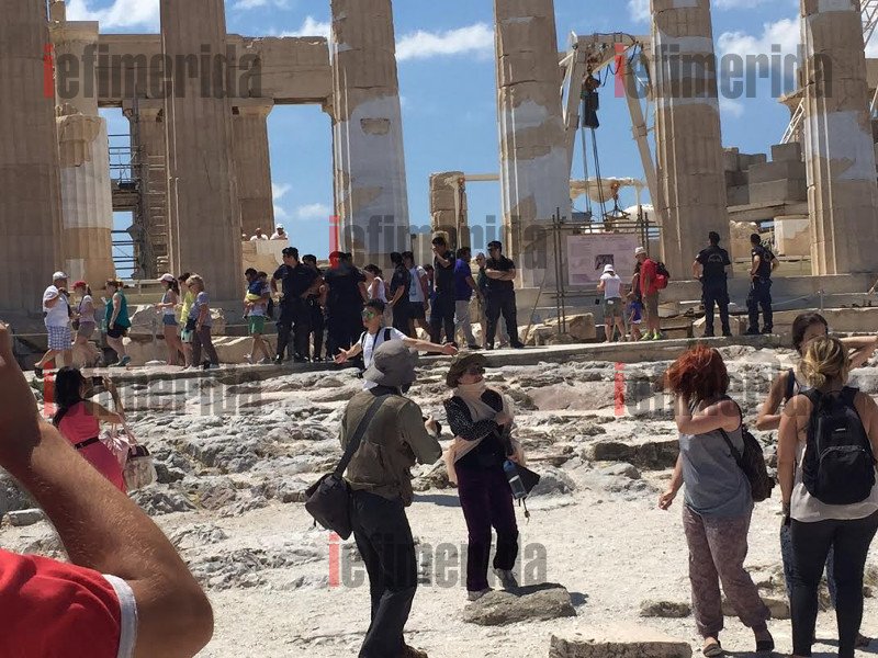 Οι νεολαίοι του ΣΥΡΙΖΑ προσπάθησαν να βάλουν το «Οχι» στην Ακρόπολη [εικόνες] | iefimerida.gr 6