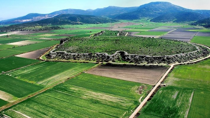 Η μυκηναϊκή ακρόπολη του Γλα είναι χτισμένη πάνω σε έναν απόκρημνο βράχο