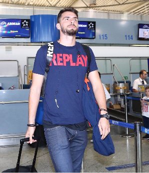 O Ολυμπιακός αναχώρησε για Βελιγράδι με την νέα REPLAY casual ενδυμασία της σεζόν 2017/2018 [εικόνες] | iefimerida.gr 7