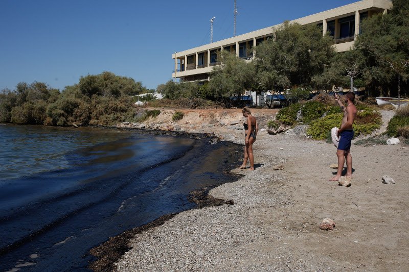 Περιβαλλοντικό έγκλημα στον Σαρωνικό -Πίσσα οι παραλίες μέχρι τη Γλυφάδα [εικόνες] | iefimerida.gr 12