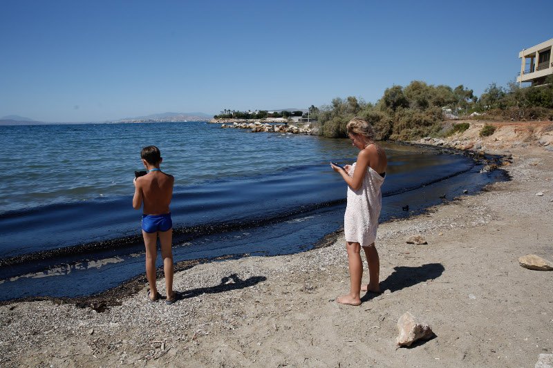 Περιβαλλοντικό έγκλημα στον Σαρωνικό -Πίσσα οι παραλίες μέχρι τη Γλυφάδα [εικόνες] | iefimerida.gr 11