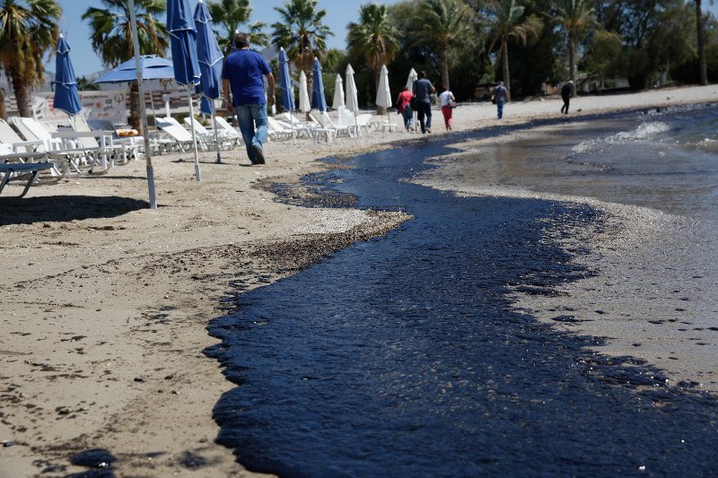 Περιβαλλοντικό έγκλημα στον Σαρωνικό -Πίσσα οι παραλίες μέχρι τη Γλυφάδα [εικόνες] | iefimerida.gr 9