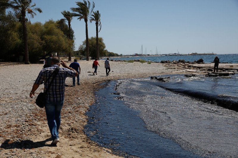 Περιβαλλοντικό έγκλημα στον Σαρωνικό -Πίσσα οι παραλίες μέχρι τη Γλυφάδα [εικόνες] | iefimerida.gr 8