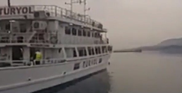 Απίστευτο! Ακτιβιστές έπεσαν στη θάλασσα στο λιμάνι της Μυτιλήνης για να μη φύγει το πλοίο με τους μετανάστες προς Τουρκία | iefimerida.gr 3