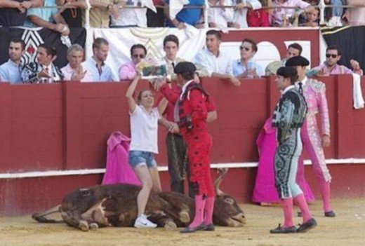 Μια διαφορετική κίνηση στοργής: Ακτιβίστρια «βουτά» στην αρένα και αγκαλιάζει τραυματισμένο ταύρο [εικόνα & βίντεο] | iefimerida.gr 0