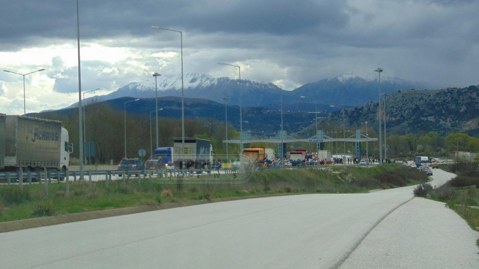  Ανετράπη νταλίκα φορτωμένη με άλογα -Εκλεισε η Εγνατία και στα δυο ρεύματα [εικόνες] | iefimerida.gr 5