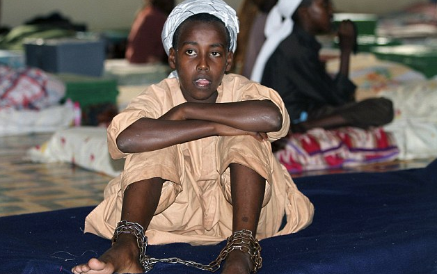 Η Αλ Κάιντα απαγάγει, αλυσοδένει παιδιά και τους μαθαίνει να μισούν τη Δύση [εικόνες] | iefimerida.gr 1