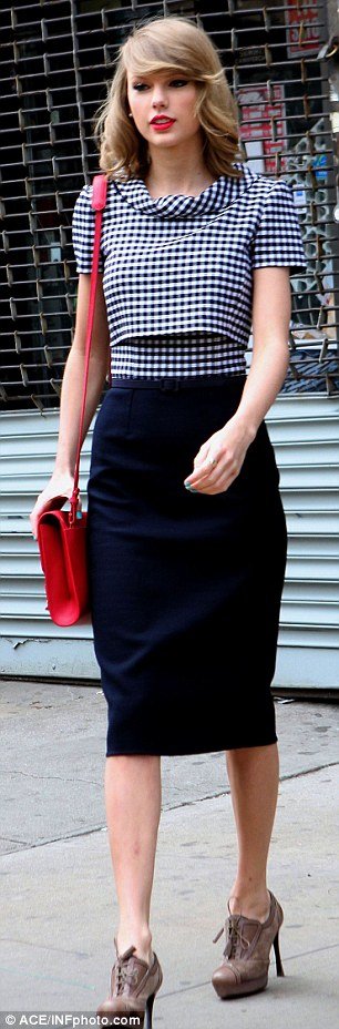 Αμάλ Κλούνεϊ και Τέιλορ Σουίφτ ντύνονται σαν δίδυμες -Η μία αντιγράφει την άλλη [εικόνες] | iefimerida.gr 1