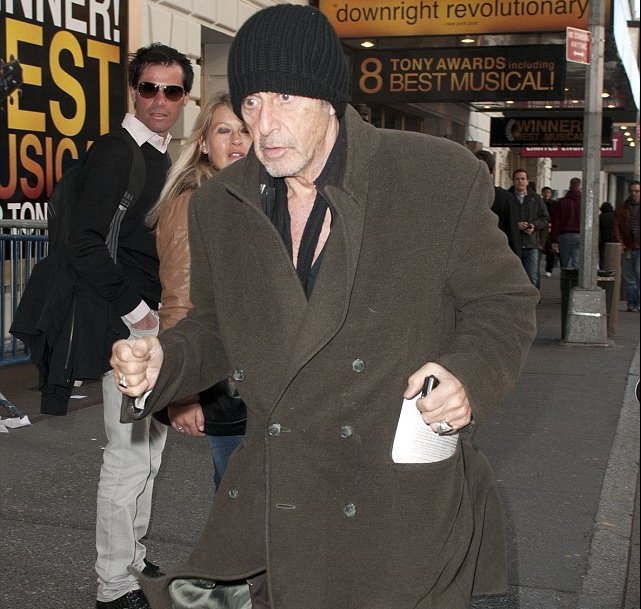 Τί έπαθε ο Αλ Πάτσίνο και κυκλοφορεί έτσι στη Νέα Υόρκη; [εικόνες] | iefimerida.gr 0