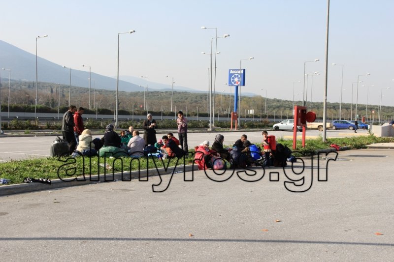 Βόλος: 500 πρόσφυγες εγκλωβίστηκαν στην εθνική οδό, 4 μέρες -Εξαλλος ο δήμαρχος [εικόνες] | iefimerida.gr 1