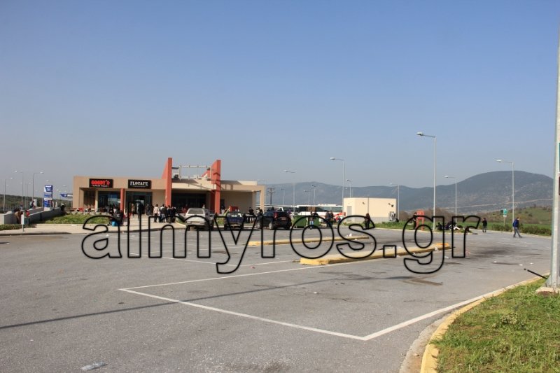 Βόλος: 500 πρόσφυγες εγκλωβίστηκαν στην εθνική οδό, 4 μέρες -Εξαλλος ο δήμαρχος [εικόνες] | iefimerida.gr 2