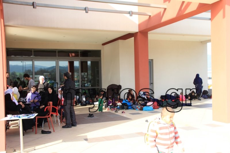 Βόλος: 500 πρόσφυγες εγκλωβίστηκαν στην εθνική οδό, 4 μέρες -Εξαλλος ο δήμαρχος [εικόνες] | iefimerida.gr 3