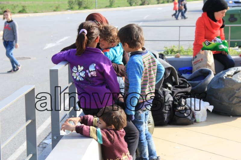 Βόλος: 500 πρόσφυγες εγκλωβίστηκαν στην εθνική οδό, 4 μέρες -Εξαλλος ο δήμαρχος [εικόνες] | iefimerida.gr 4