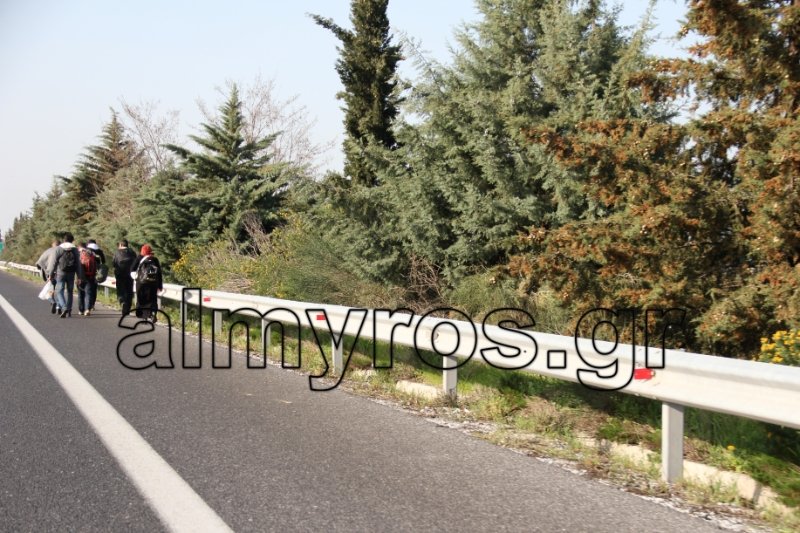 Βόλος: 500 πρόσφυγες εγκλωβίστηκαν στην εθνική οδό, 4 μέρες -Εξαλλος ο δήμαρχος [εικόνες] | iefimerida.gr 6