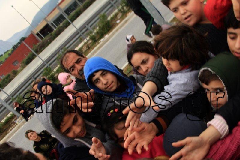 Βόλος: 500 πρόσφυγες εγκλωβίστηκαν στην εθνική οδό, 4 μέρες -Εξαλλος ο δήμαρχος [εικόνες] | iefimerida.gr 7