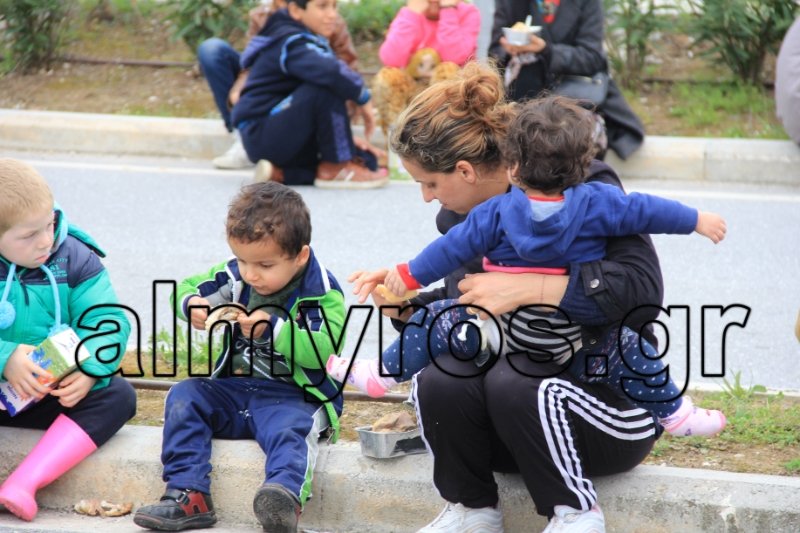 Βόλος: 500 πρόσφυγες εγκλωβίστηκαν στην εθνική οδό, 4 μέρες -Εξαλλος ο δήμαρχος [εικόνες] | iefimerida.gr 8